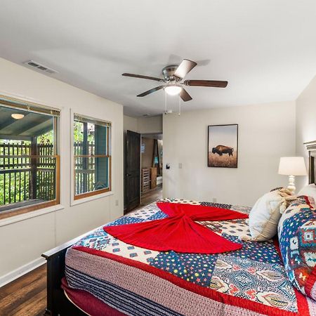 Whiskey Ridge Lodge, A Restored 1940S Gem, 2 Mins From Downtown, Breathtaking City Views, Custom Game Room, And Spacious Elegance Gatlinburg Kültér fotó