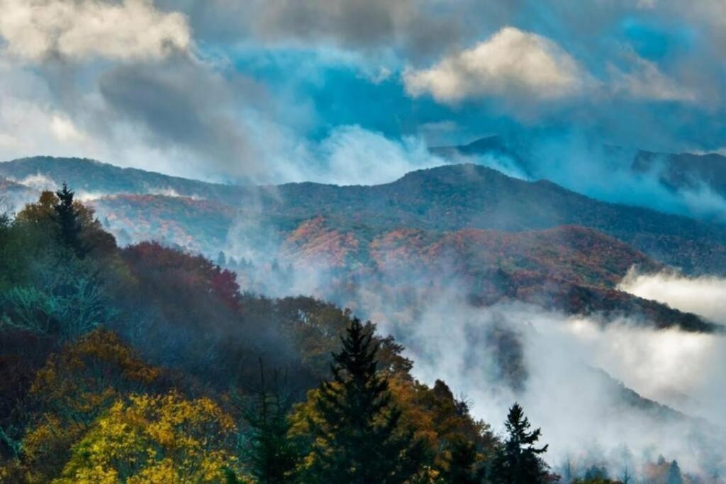 Whiskey Ridge Lodge, A Restored 1940S Gem, 2 Mins From Downtown, Breathtaking City Views, Custom Game Room, And Spacious Elegance Gatlinburg Kültér fotó