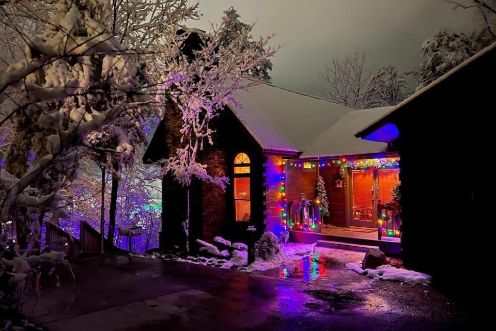 Whiskey Ridge Lodge, A Restored 1940S Gem, 2 Mins From Downtown, Breathtaking City Views, Custom Game Room, And Spacious Elegance Gatlinburg Kültér fotó