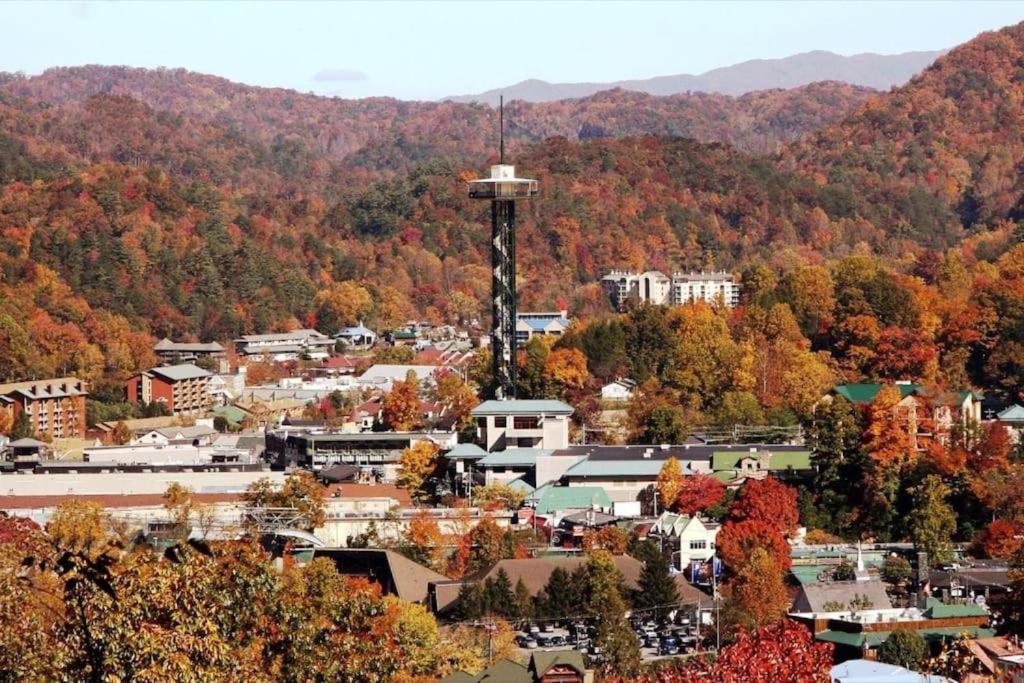 Whiskey Ridge Lodge, A Restored 1940S Gem, 2 Mins From Downtown, Breathtaking City Views, Custom Game Room, And Spacious Elegance Gatlinburg Kültér fotó