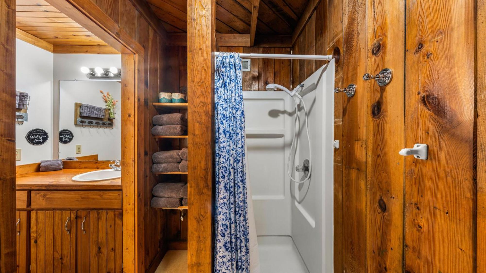 Whiskey Ridge Lodge, A Restored 1940S Gem, 2 Mins From Downtown, Breathtaking City Views, Custom Game Room, And Spacious Elegance Gatlinburg Kültér fotó