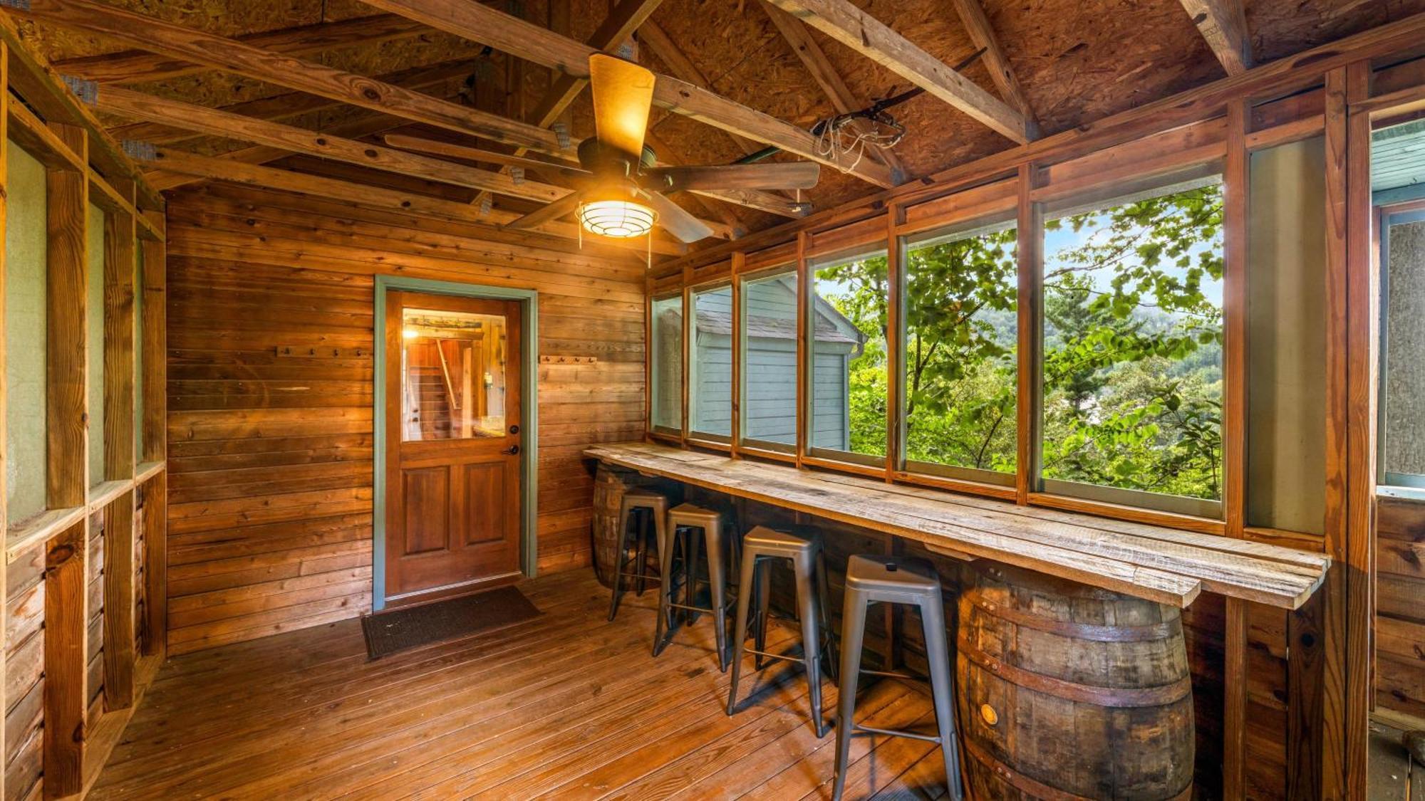 Whiskey Ridge Lodge, A Restored 1940S Gem, 2 Mins From Downtown, Breathtaking City Views, Custom Game Room, And Spacious Elegance Gatlinburg Kültér fotó