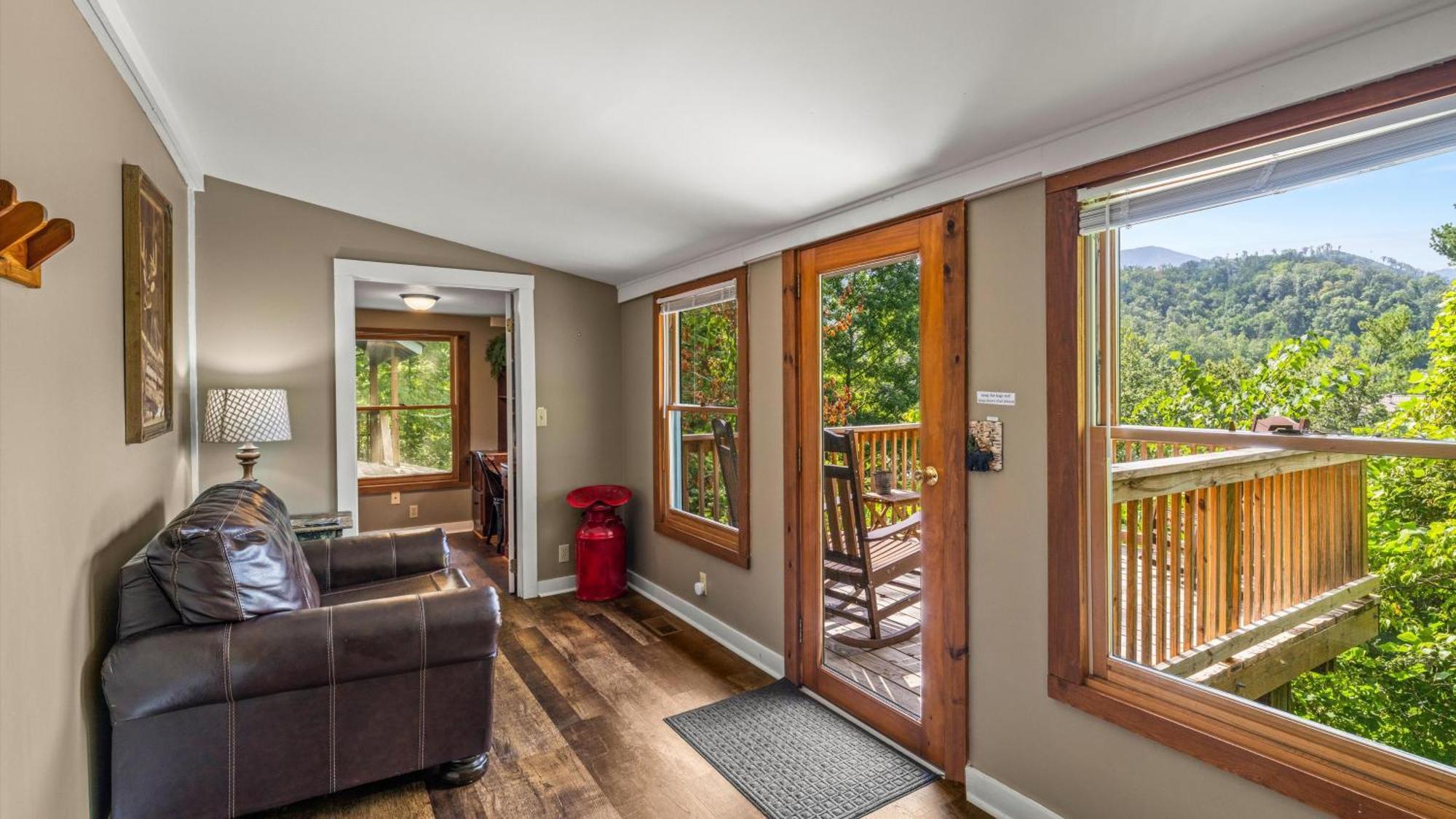 Whiskey Ridge Lodge, A Restored 1940S Gem, 2 Mins From Downtown, Breathtaking City Views, Custom Game Room, And Spacious Elegance Gatlinburg Kültér fotó