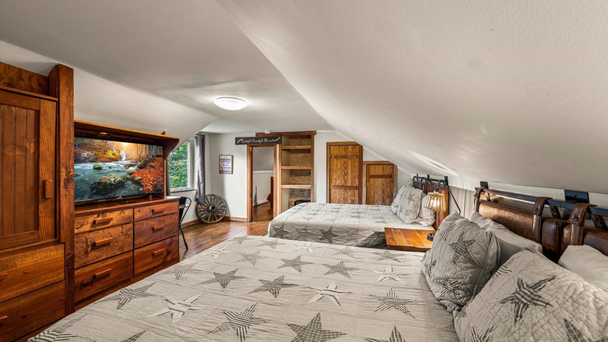 Whiskey Ridge Lodge, A Restored 1940S Gem, 2 Mins From Downtown, Breathtaking City Views, Custom Game Room, And Spacious Elegance Gatlinburg Kültér fotó