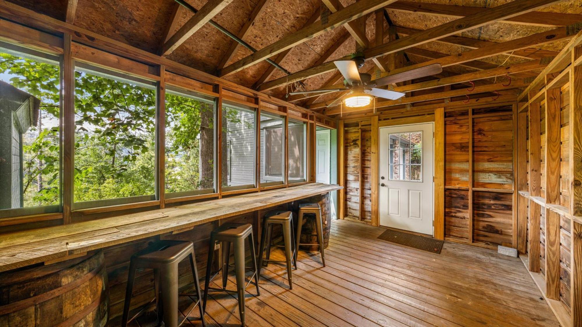 Whiskey Ridge Lodge, A Restored 1940S Gem, 2 Mins From Downtown, Breathtaking City Views, Custom Game Room, And Spacious Elegance Gatlinburg Kültér fotó