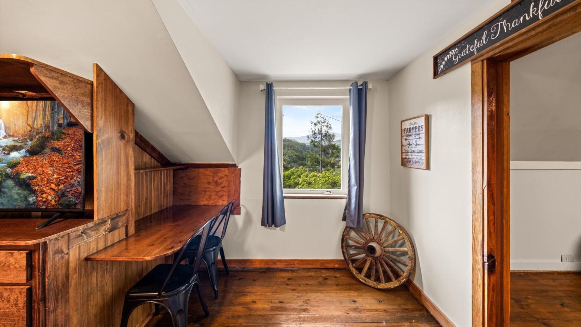 Whiskey Ridge Lodge, A Restored 1940S Gem, 2 Mins From Downtown, Breathtaking City Views, Custom Game Room, And Spacious Elegance Gatlinburg Kültér fotó