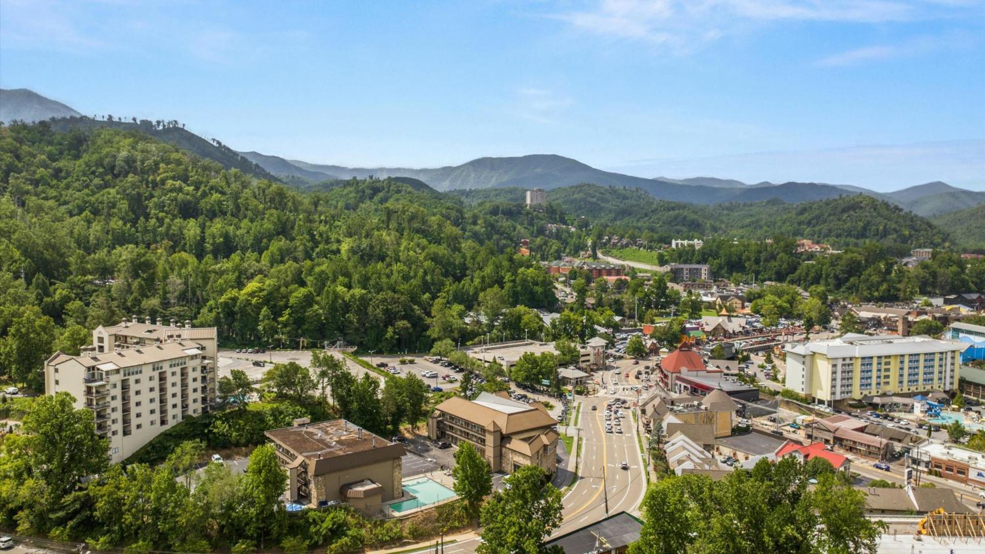 Whiskey Ridge Lodge, A Restored 1940S Gem, 2 Mins From Downtown, Breathtaking City Views, Custom Game Room, And Spacious Elegance Gatlinburg Kültér fotó