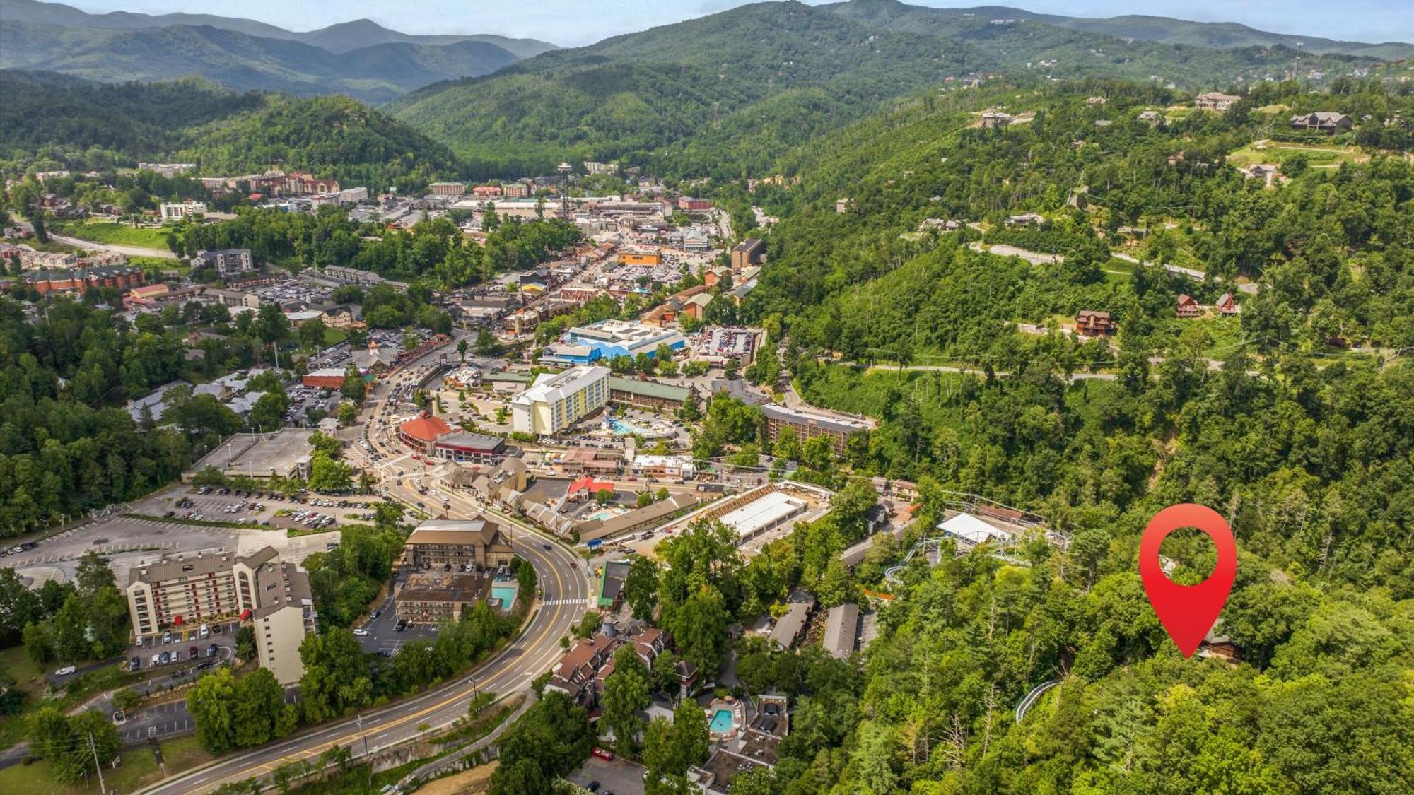 Whiskey Ridge Lodge, A Restored 1940S Gem, 2 Mins From Downtown, Breathtaking City Views, Custom Game Room, And Spacious Elegance Gatlinburg Kültér fotó