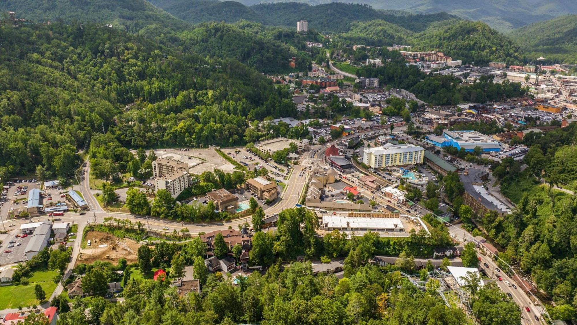 Whiskey Ridge Lodge, A Restored 1940S Gem, 2 Mins From Downtown, Breathtaking City Views, Custom Game Room, And Spacious Elegance Gatlinburg Kültér fotó